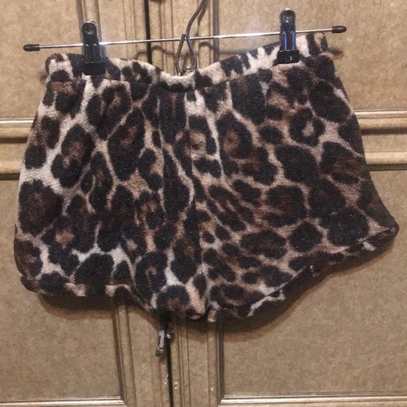 FANTASTIC FAWN LEOPARD PRINT SHORTS - Picture 3 of 9